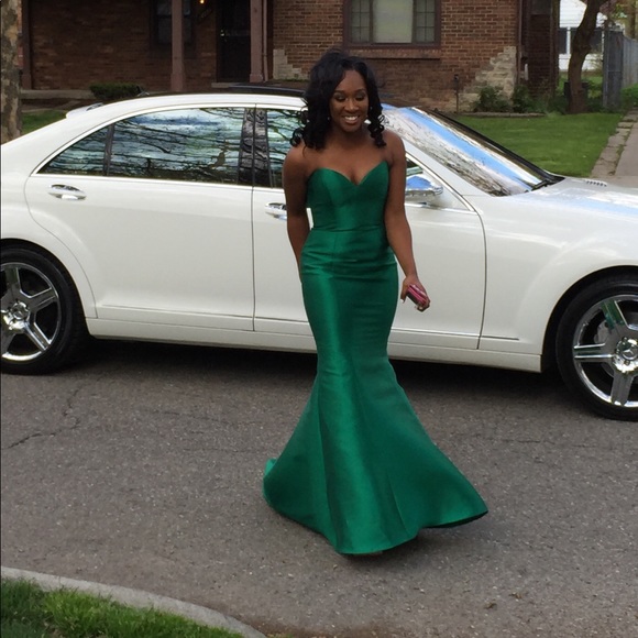 PROM DRESS. Green Giovanni. - Picture 2 of 4